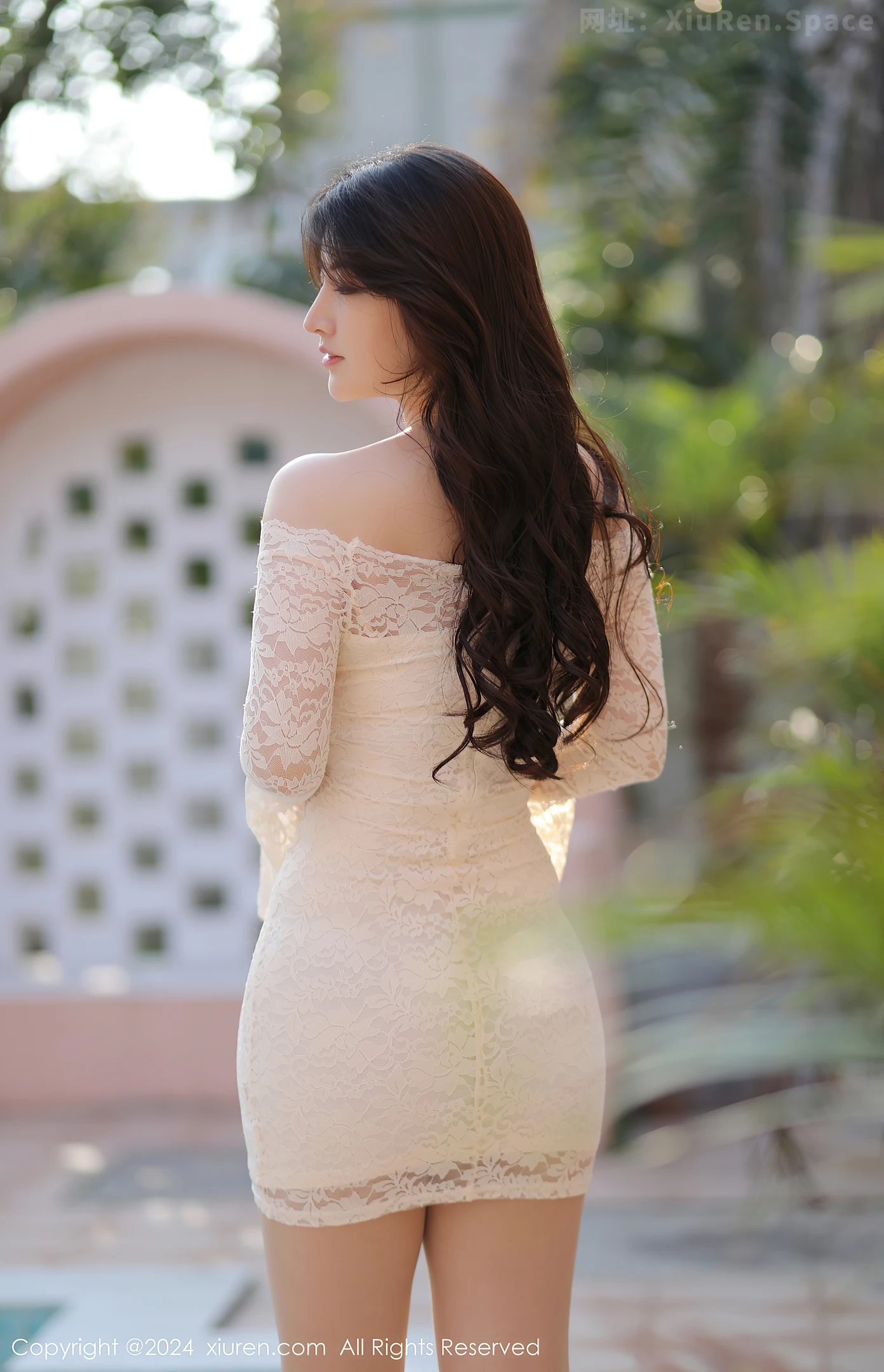 图片[6]-[XiuRen秀人网]VOL.8000 模特诗诗kiki性感白色露肩连衣裙配超薄肉丝秀惹火身材诱惑写真70P-秀人网官方网站